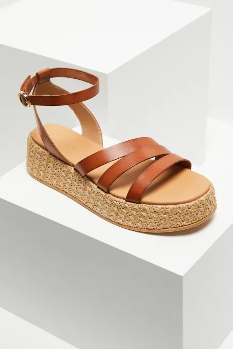 Sandale cu platformă