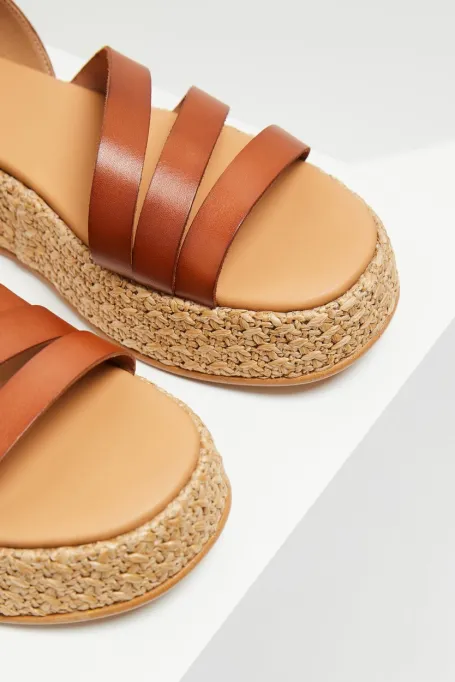 Sandale cu platformă