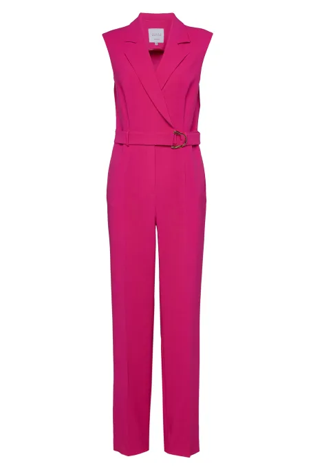 O salopetă cu piciorul mai lat