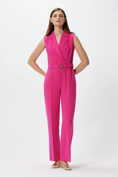 O salopetă cu piciorul mai lat