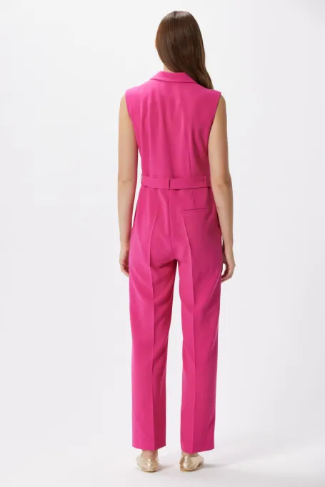 O salopetă cu piciorul mai lat