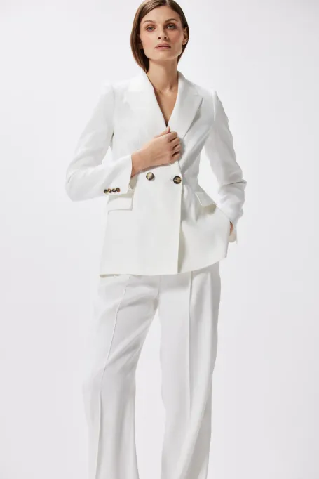 Blazer alb cu lenjerie pentru a merge cu un costum