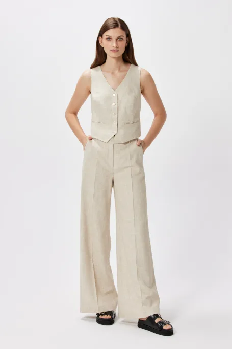 Vestă bej cu lenjerie pentru a merge cu un costum