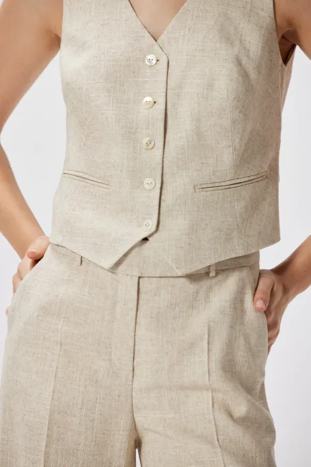 Vestă bej cu lenjerie pentru a merge cu un costum