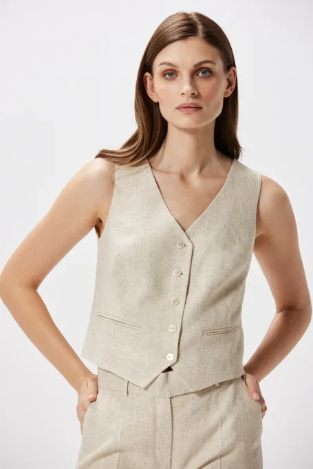 Vestă bej cu lenjerie pentru a merge cu un costum