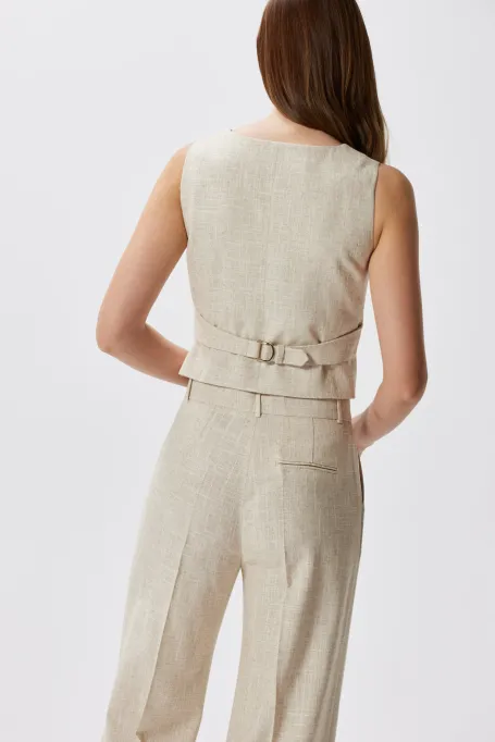 Vestă bej cu lenjerie pentru a merge cu un costum