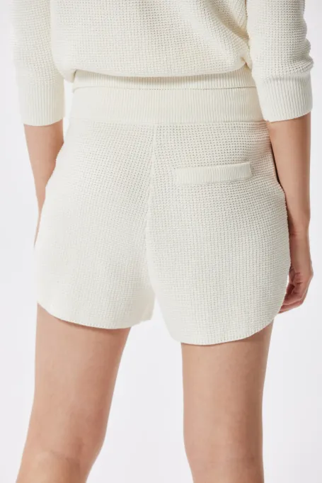 Pantaloni scurți alb crem din tricot Pantaloni scurți alb crem din tricot