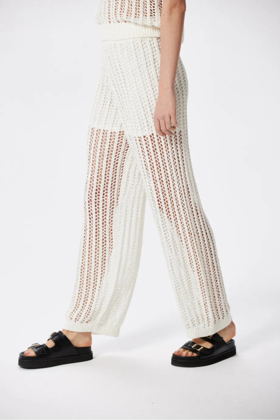 Pantaloni ajurati bej Pantaloni ajurati bej