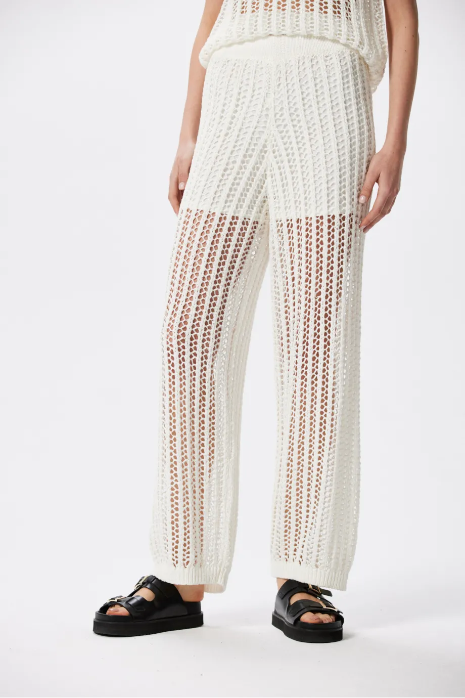 Pantaloni ajurati bej Pantaloni ajurati bej