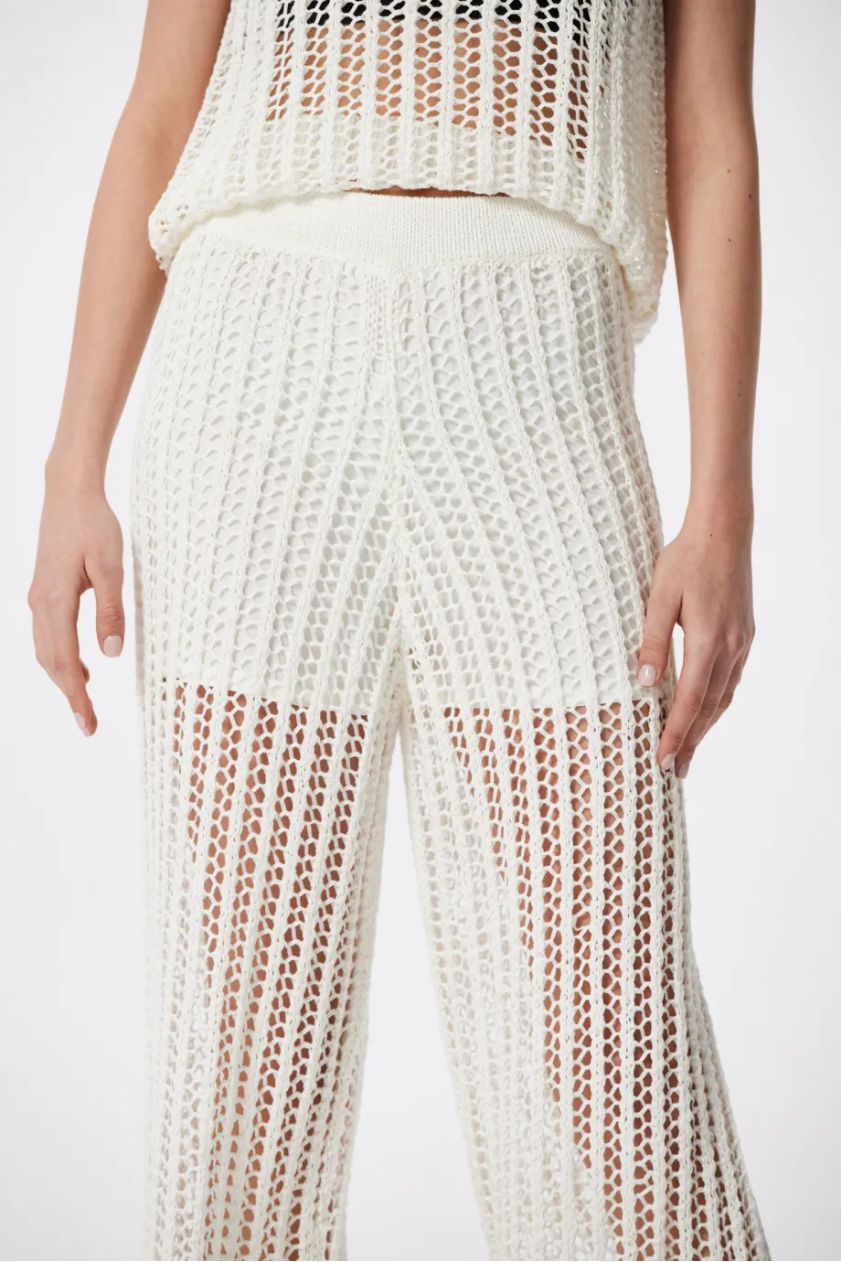 Pantaloni ajurati bej Pantaloni ajurati bej