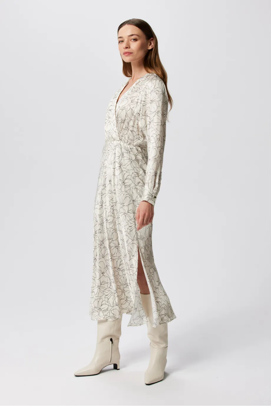 Rochie albă cu un tipar liniar Rochie albă cu un tipar liniar