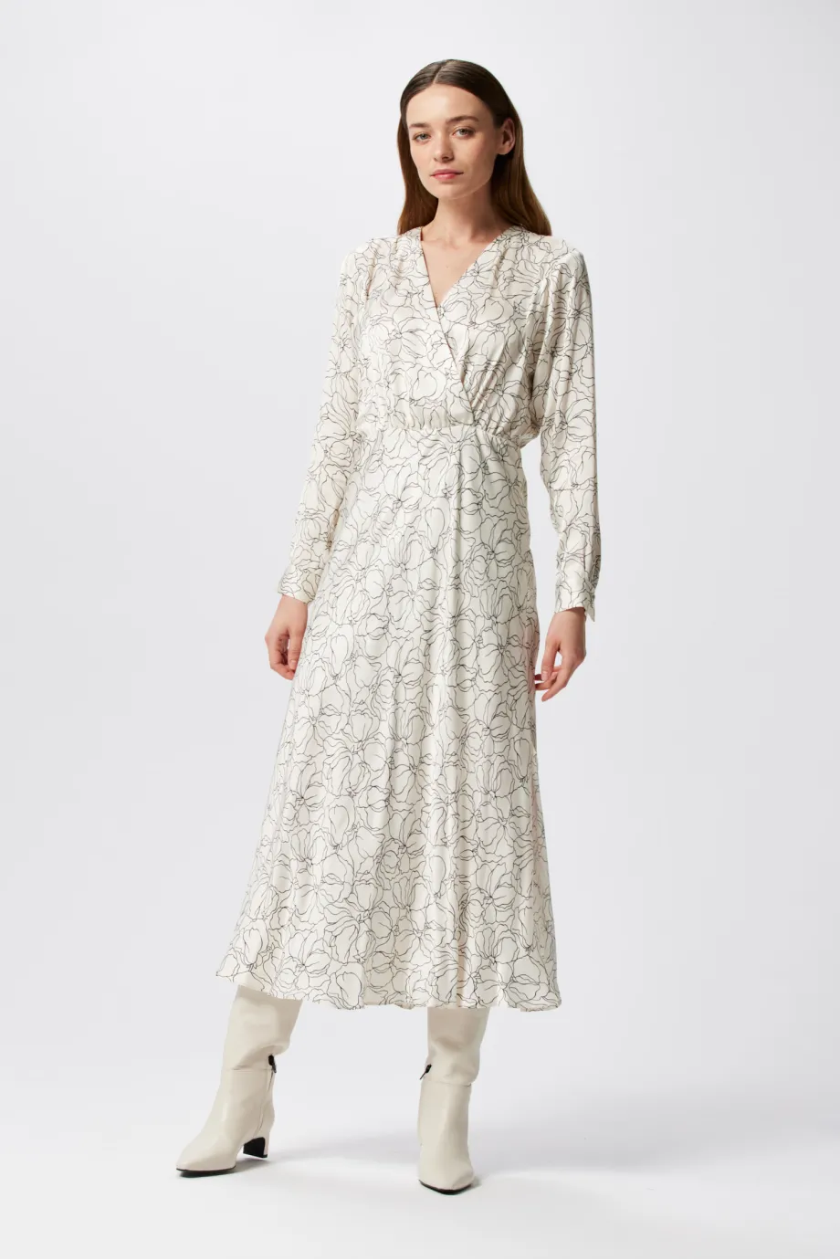 Rochie albă cu un tipar liniar Rochie albă cu un tipar liniar