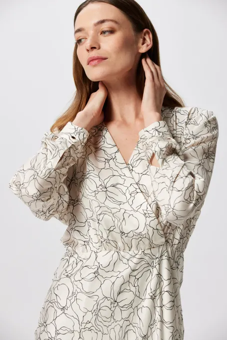 Rochie albă cu un tipar liniar Rochie albă cu un tipar liniar