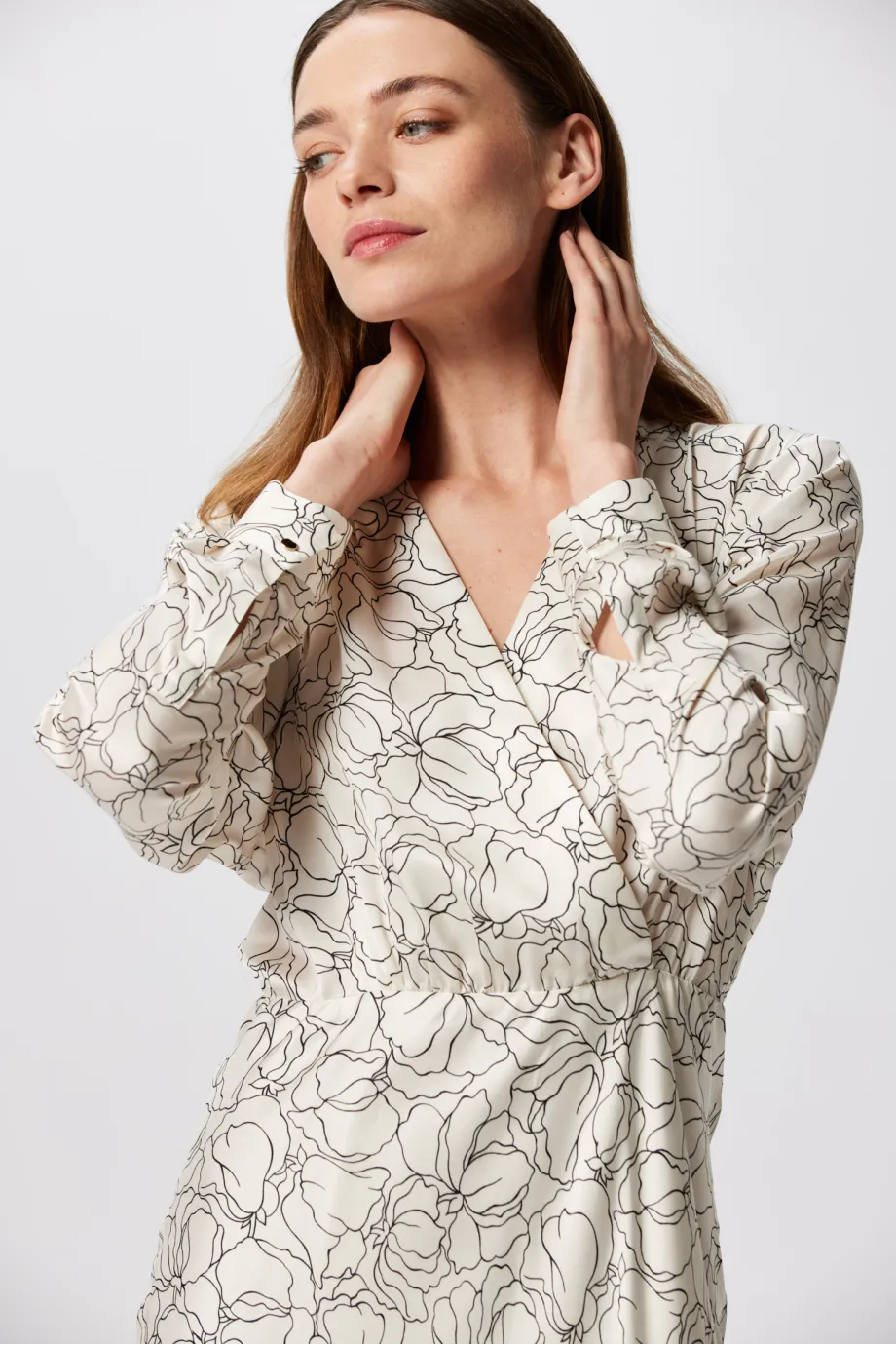 Rochie albă cu un tipar liniar Rochie albă cu un tipar liniar