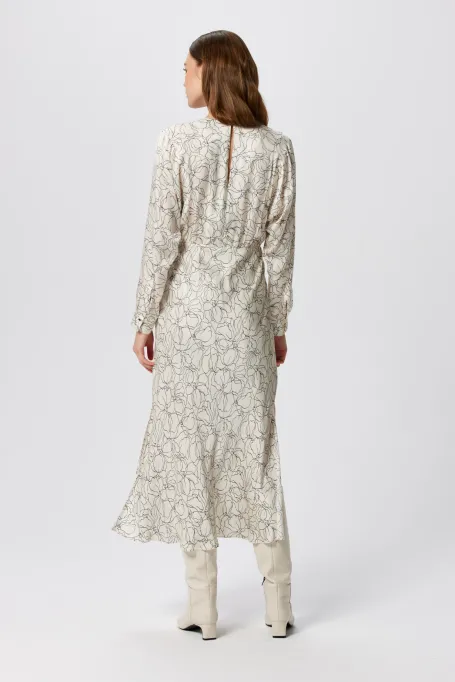 Rochie albă cu un tipar liniar Rochie albă cu un tipar liniar