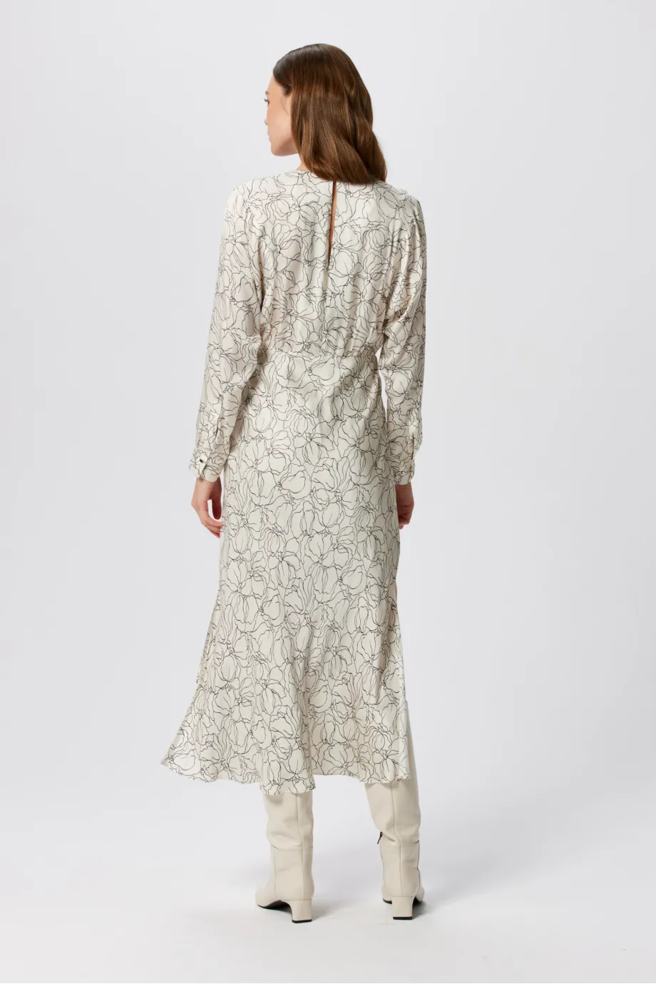 Rochie albă cu un tipar liniar Rochie albă cu un tipar liniar