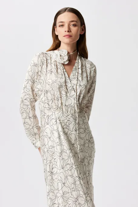 Rochie albă cu un tipar liniar Rochie albă cu un tipar liniar
