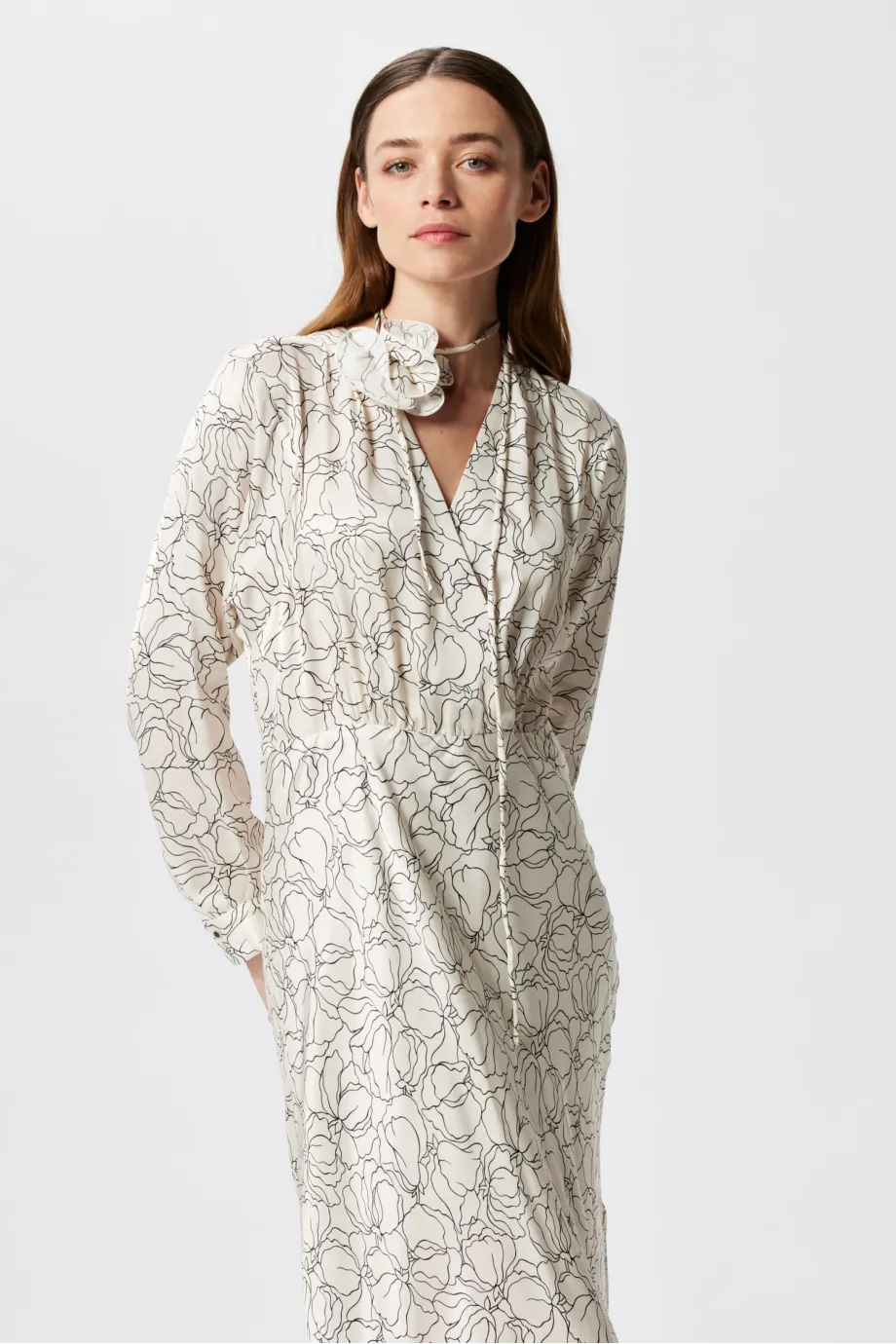 Rochie albă cu un tipar liniar Rochie albă cu un tipar liniar