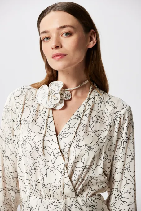 Rochie albă cu un tipar liniar