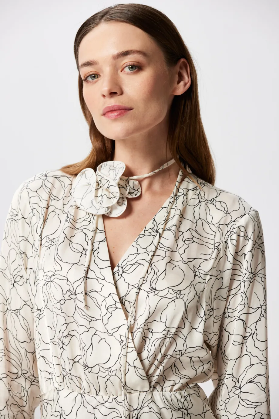 Rochie albă cu un tipar liniar Rochie albă cu un tipar liniar