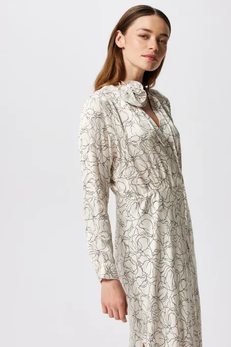 Rochie albă cu un tipar liniar Rochie albă cu un tipar liniar