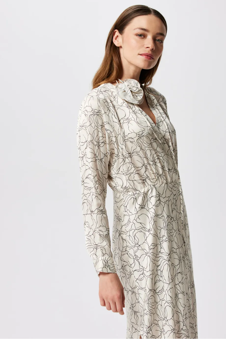 Rochie albă cu un tipar liniar Rochie albă cu un tipar liniar