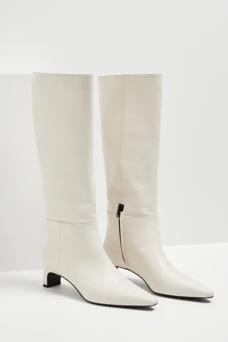 Cizme albe cu toc mediu