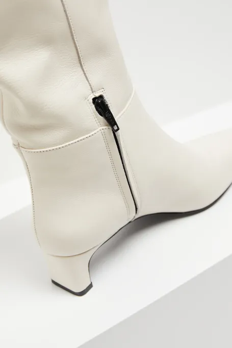 Cizme albe cu toc mediu