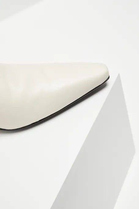 Cizme albe cu toc mediu