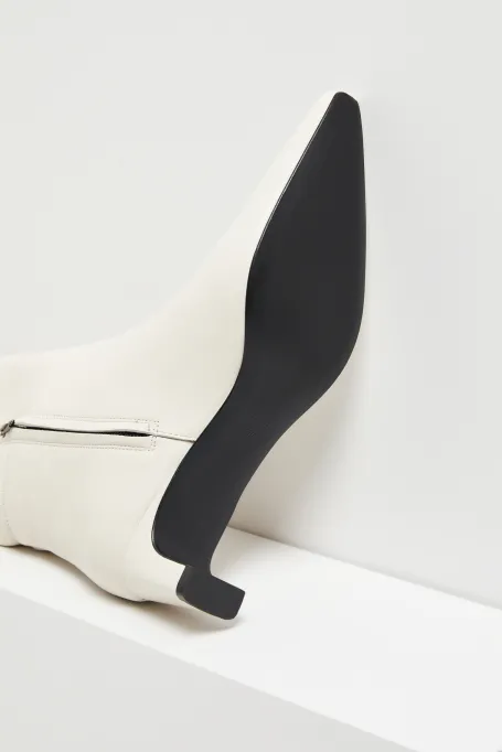 Cizme albe cu toc mediu