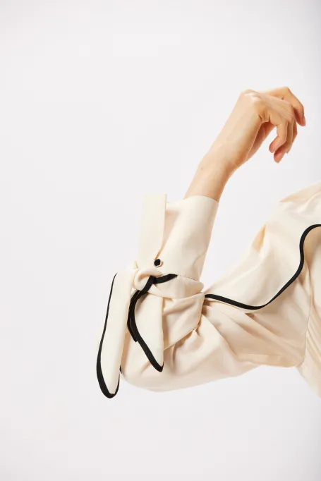 Rochie din mătase cu tiv negru