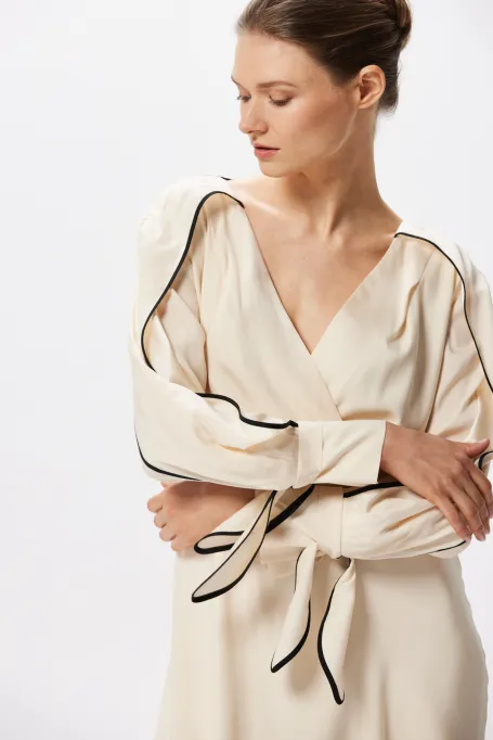 Rochie din mătase cu tiv negru