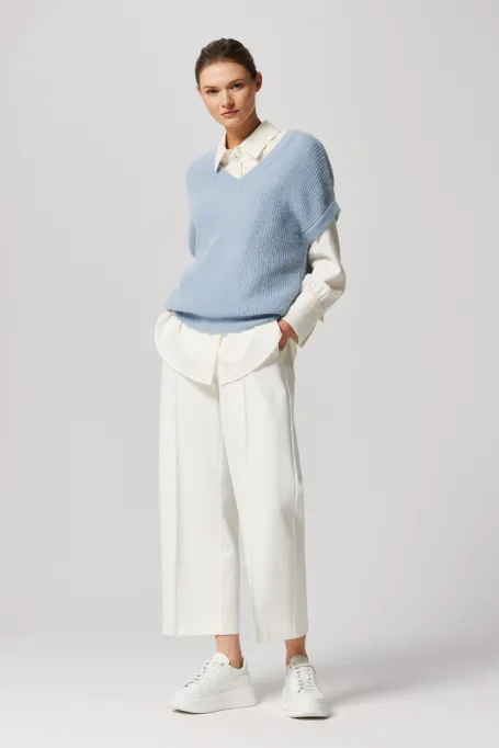 Bluza albastră cu decolteu în V