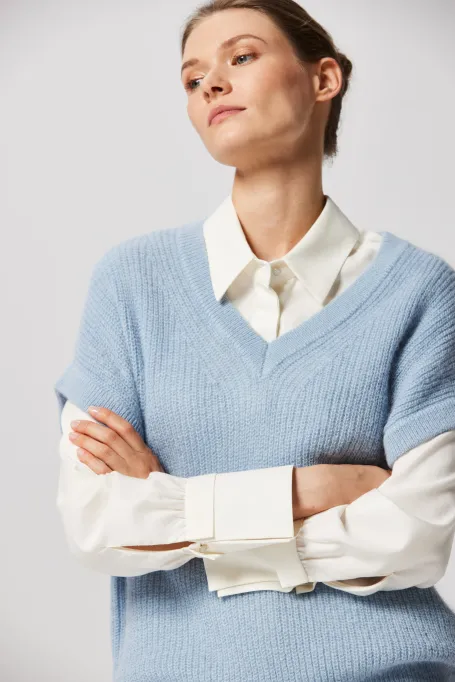 Bluza albastră cu decolteu în V