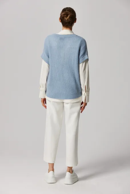 Bluza albastră cu decolteu în V