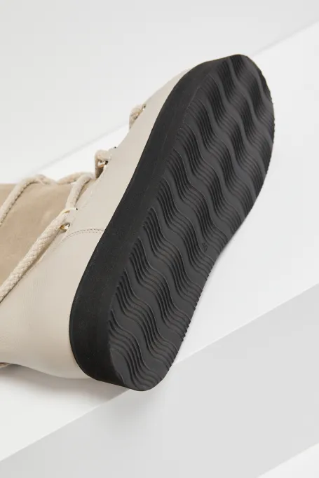 Ghete bej din piele pentru zăpadă