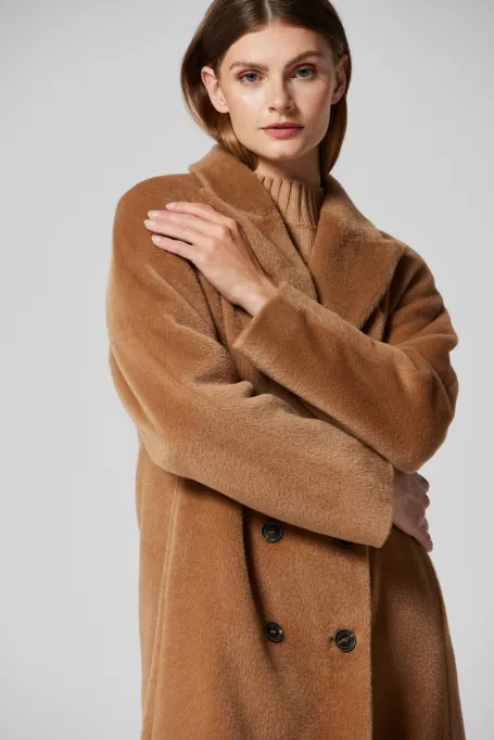Palton camel cu două rânduri de nasturi cu alpaca suri Palton camel cu două rânduri de nasturi cu alpaca suri