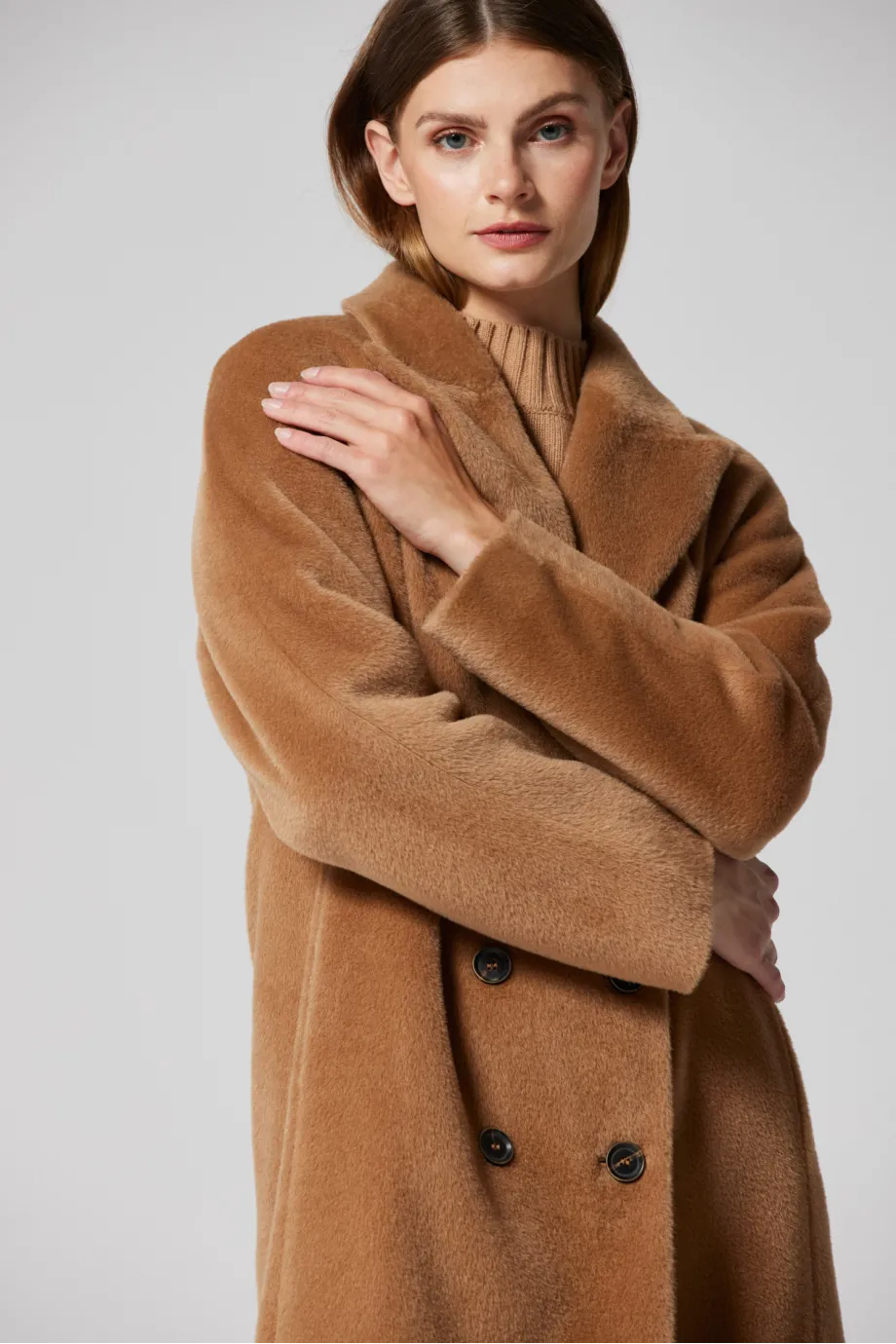 Palton camel cu două rânduri de nasturi cu alpaca suri Palton camel cu două rânduri de nasturi cu alpaca suri