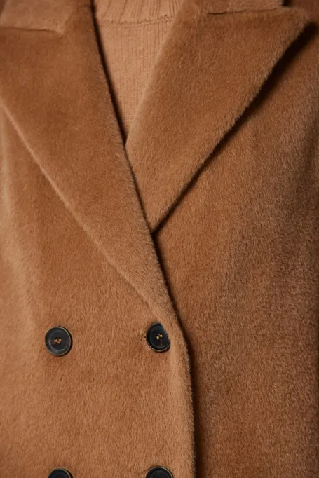 Palton camel cu două rânduri de nasturi cu alpaca suri