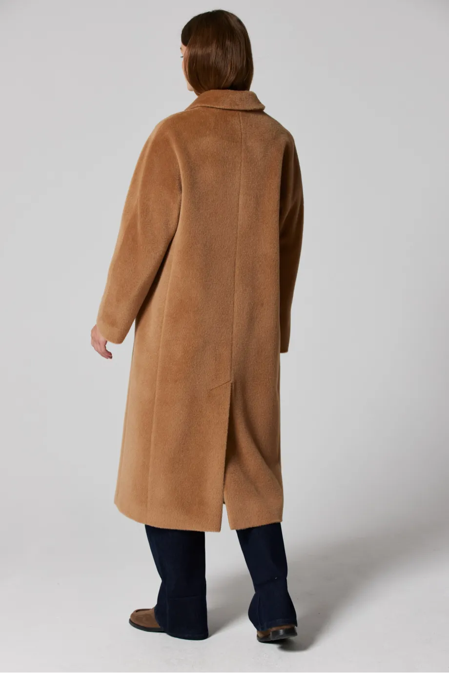 Palton camel cu două rânduri de nasturi cu alpaca suri Palton camel cu două rânduri de nasturi cu alpaca suri