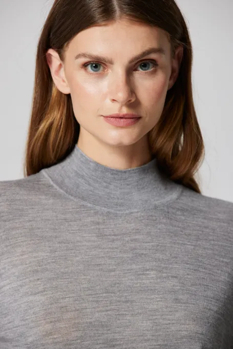 Bluză gri cu guler semi-înalt din lână merinos Julia