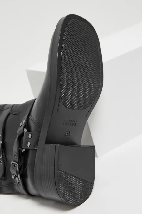 Cizme negre din piele cu catarame