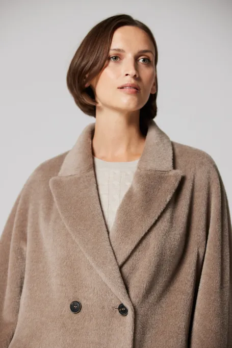 Palton bej cu două rânduri de nasturi cu alpaca suri