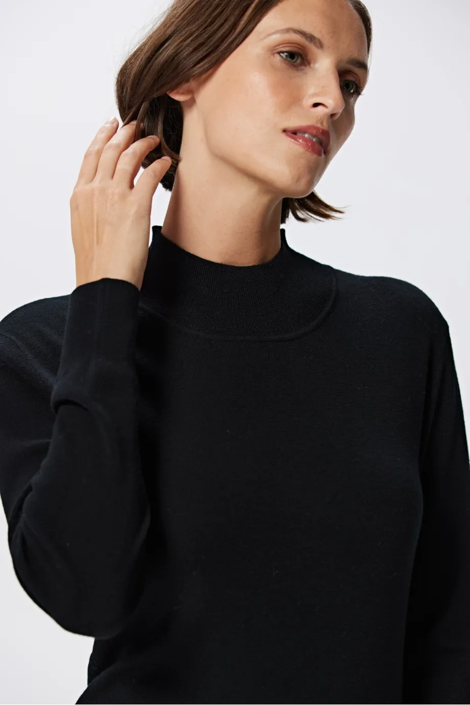 Rochie neagră semi-guler din lână merinos Rochie neagră semi-guler din lână merinos