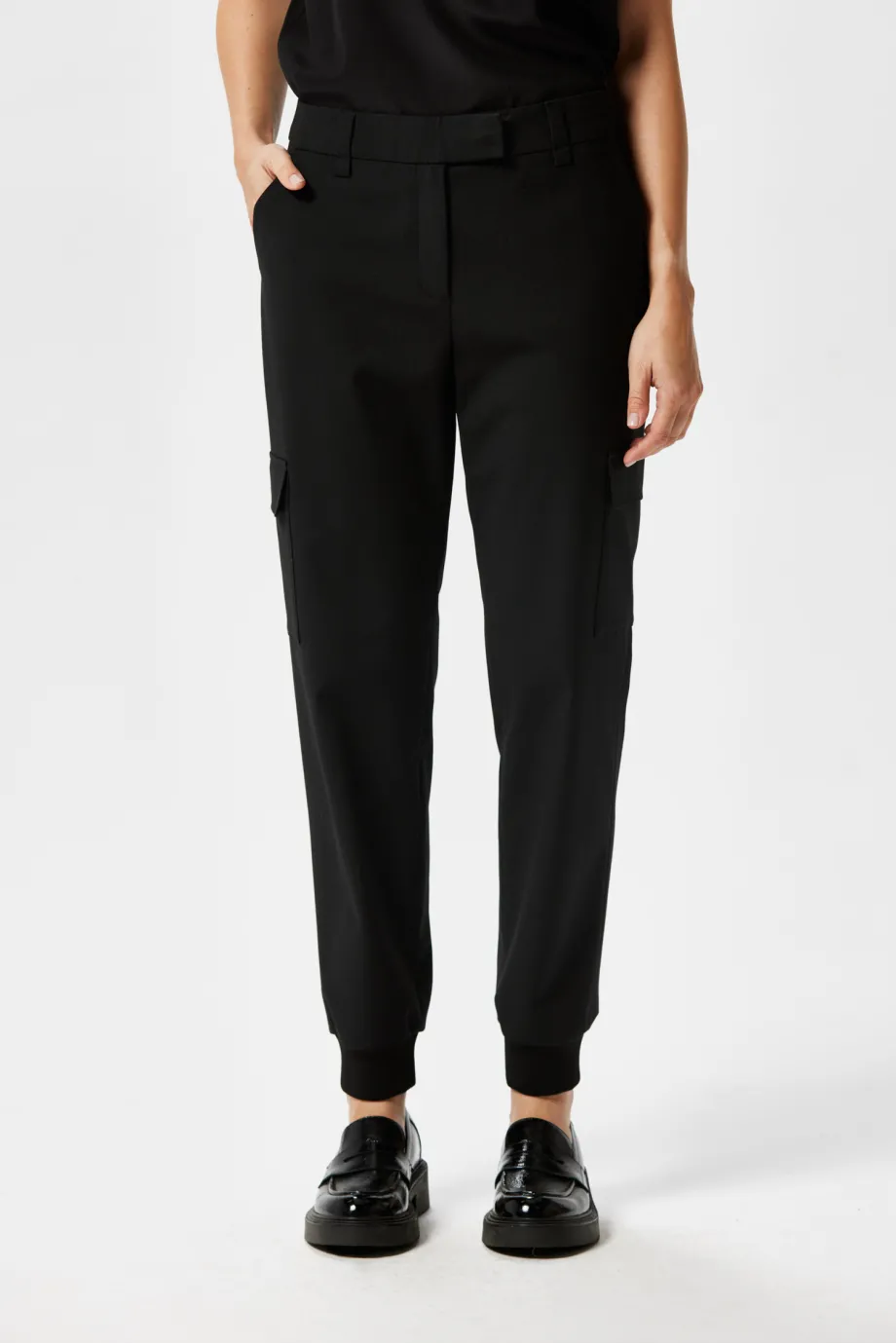 Pantaloni cargo negri cu lână Pantaloni cargo negri cu lână