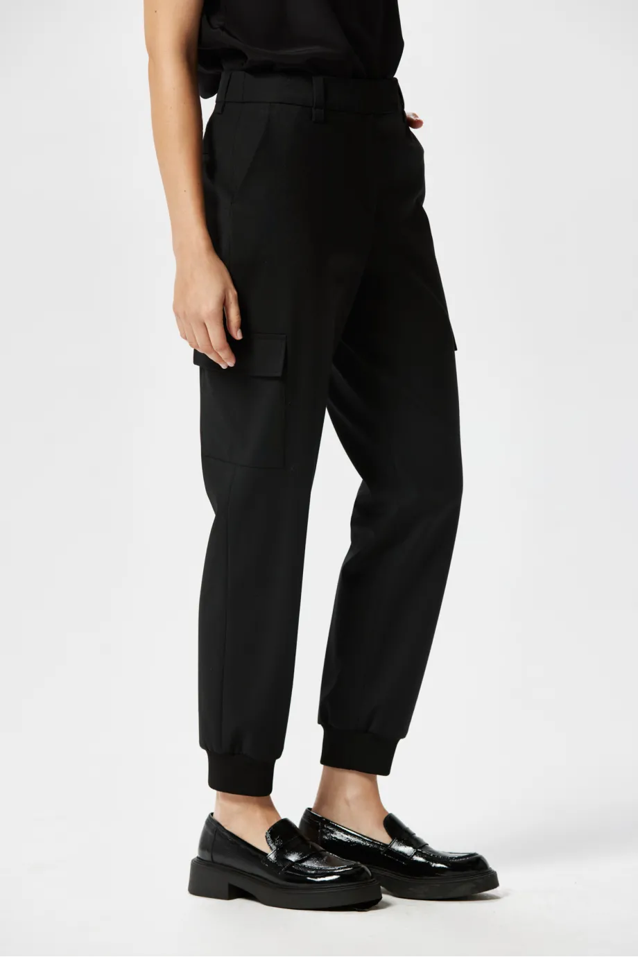 Pantaloni cargo negri cu lână Pantaloni cargo negri cu lână