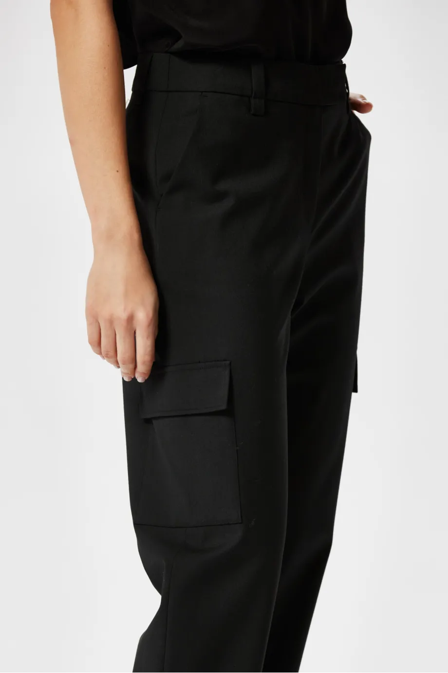 Pantaloni cargo negri cu lână Pantaloni cargo negri cu lână