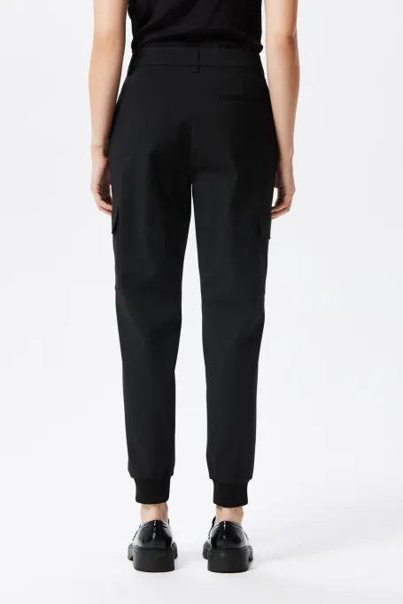 Pantaloni cargo negri cu lână Pantaloni cargo negri cu lână