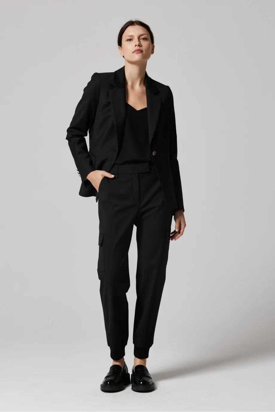 Pantaloni cargo negri cu lână Pantaloni cargo negri cu lână