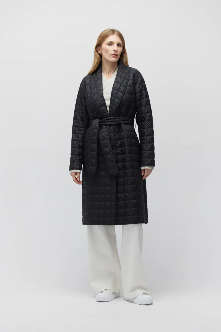 Geacă neagră matlasată cu umplutură din lână de cămilă Geacă neagră matlasată cu umplutură din lână de cămilă